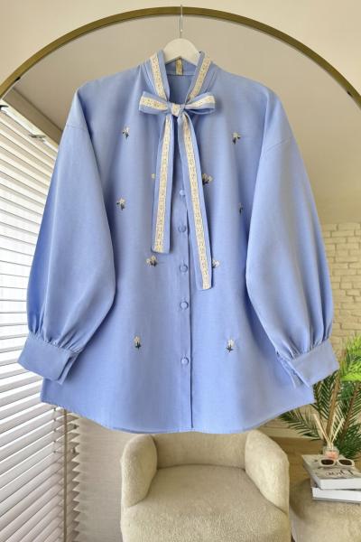 Çiçek Nakışlı Yakası Bağcıklı Gömlek Mavi