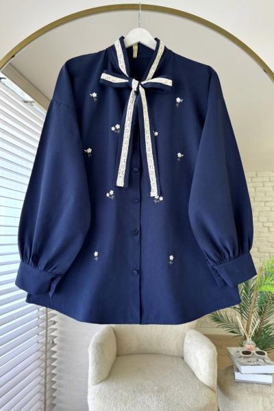 Çiçek Nakışlı Yakası Bağcıklı Gömlek Lacivert