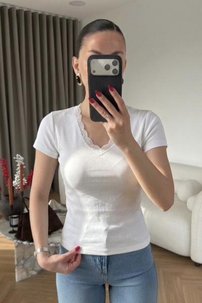 V Yaka Dantelli Tişört Ekru