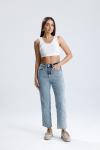 Kesik Paça Mom Jean Kar Yıkama Mavi