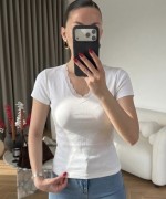 V Yaka Dantelli Tişört Ekru