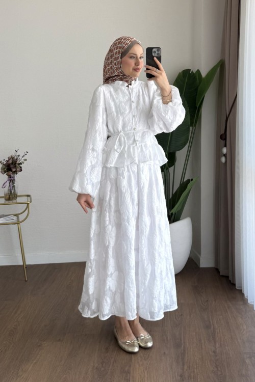 Çiçek Kabartmalı Etekli Takım Beyaz