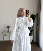 Çiçek Kabartmalı Etekli Takım Beyaz