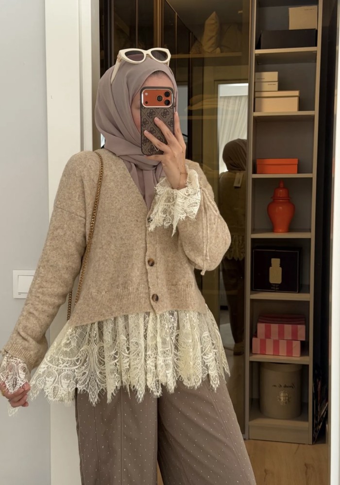 Kolları Büzgülü Dantel Detaylı Hırka Bej